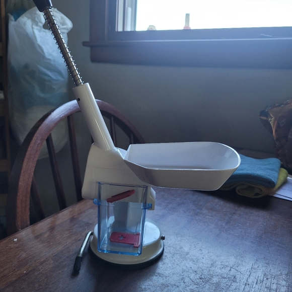 Deluxe Cherry Pitter - Picture 2 of 4